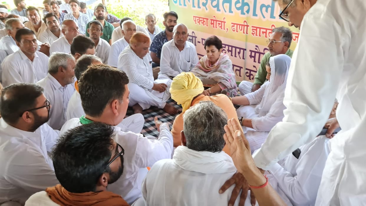 MP Selja reached Dhani Gyandeep, assured to give grant from MP fund to solve the problem of electricity and water.