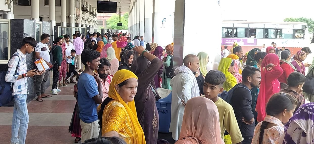 Rakshabandhan... remained normal till afternoon, there was fighting in buses in the evening