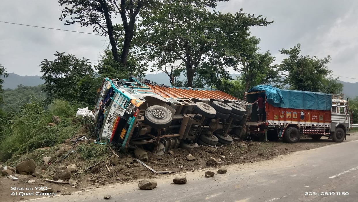 Truck loaded with pulses overturns, driver suffers minor injuries