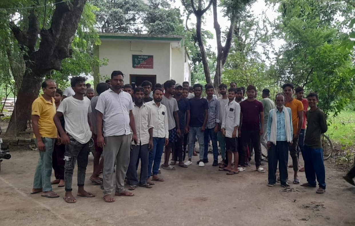 Villagers surrounded the Bilhari forest outpost