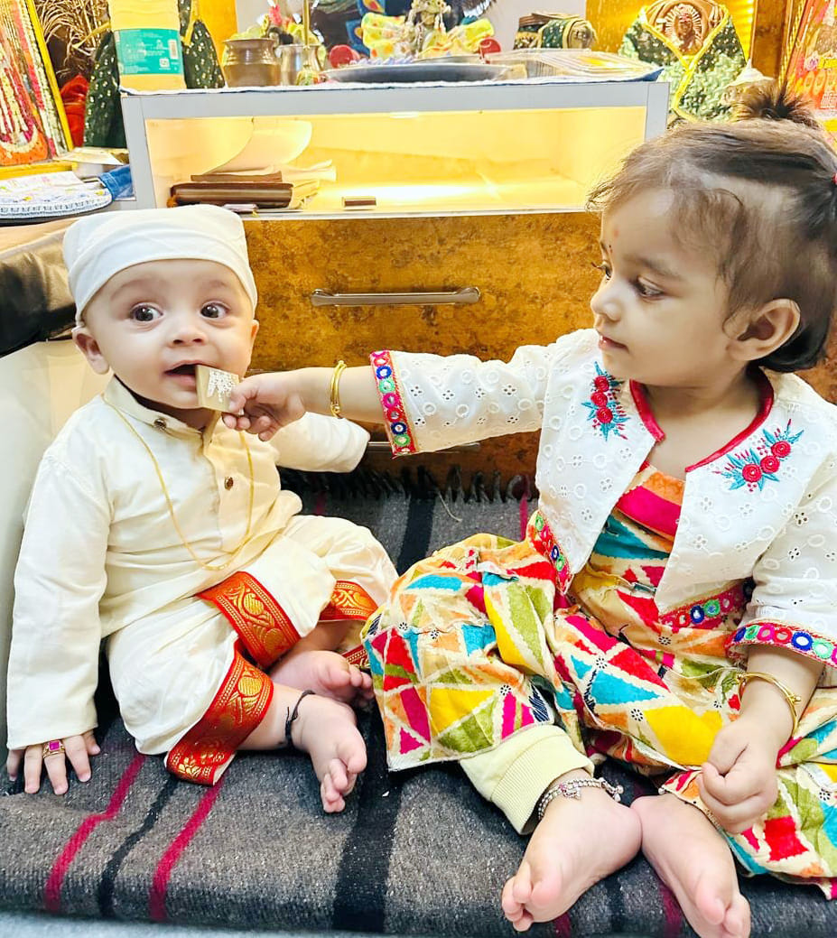 Sisters tied Raksha Sutra on the wrists of their brothers and wished them a long life