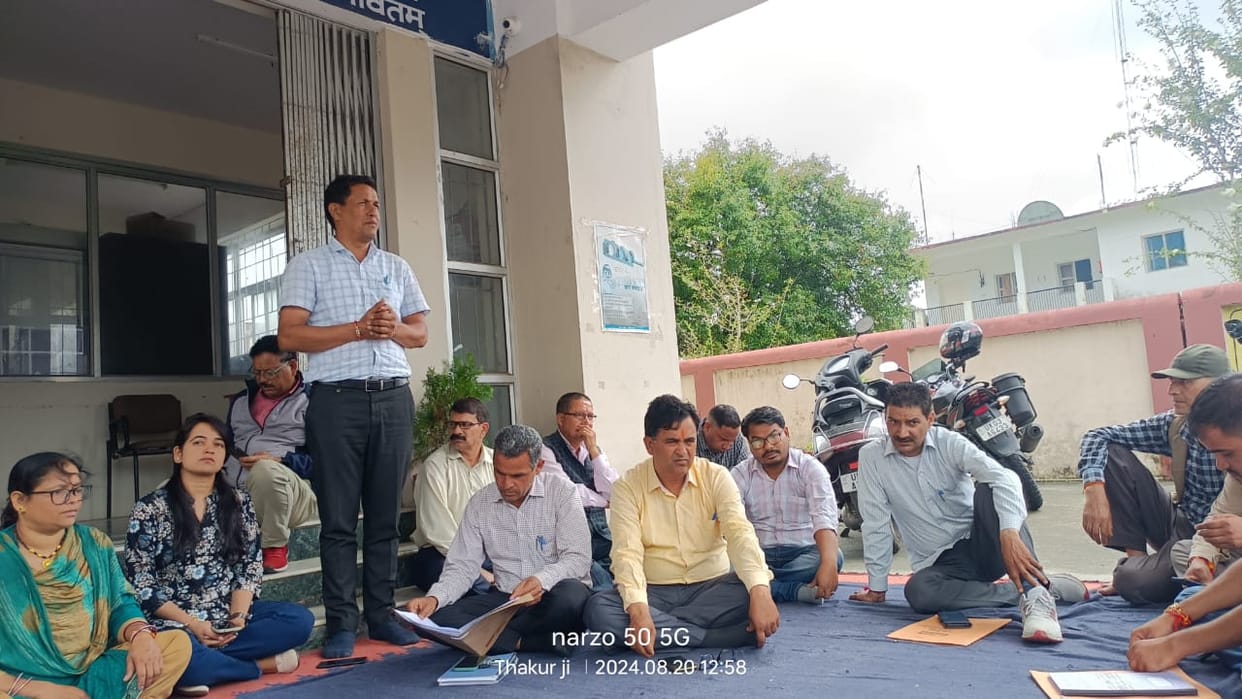 Protest against teacher in Collectorate
