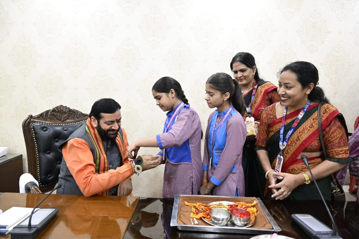 The students of Geeta Vidya Mandir tied Rakhi to the Chief Minister