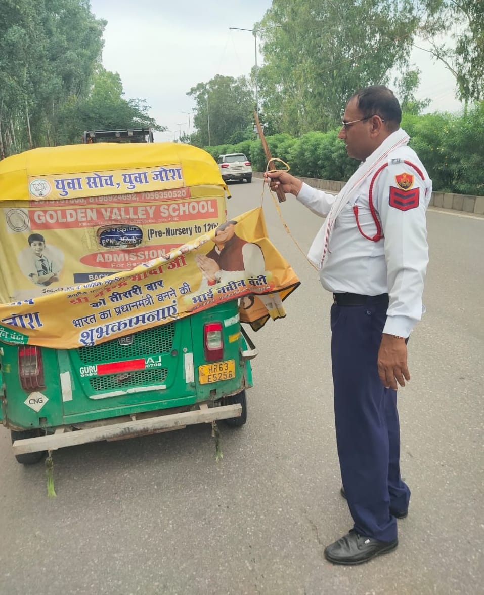 Police removed posters of politicians from autos and e-rickshaws