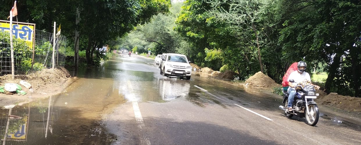 Water released into Douhan river without preparation, roads submerged
