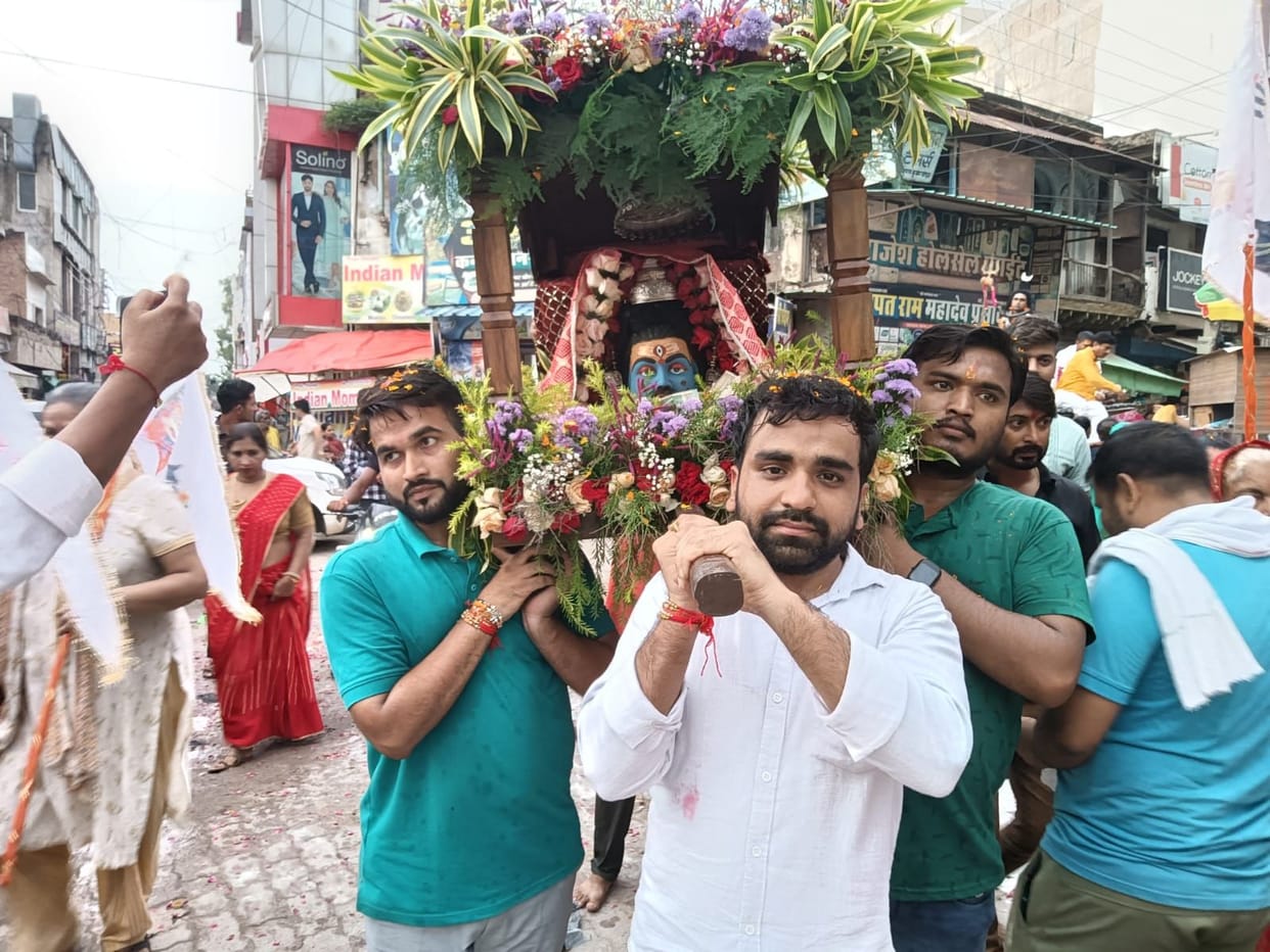 Jalabhishek performed with chants of Har Har Mahadev
