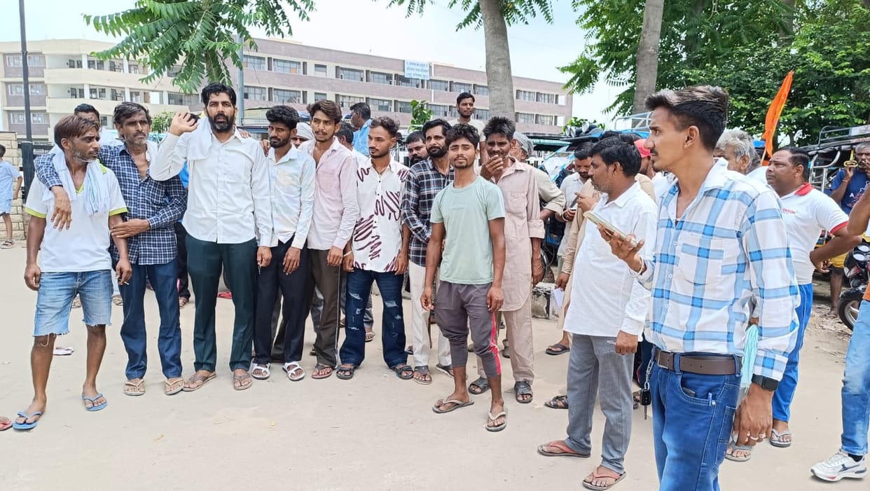 Dispute between roadways officials and e-rickshaw drivers regarding fare