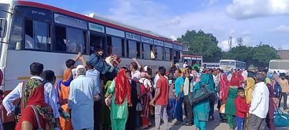 The number of roadways buses has increased since last year, yet the arrangements appear inadequate in front of the crowd.