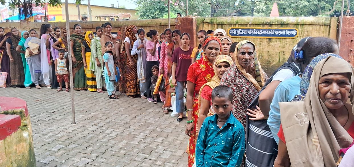 Sisters cried after seeing their brothers in jail, tied Rakhi and fed them sweets