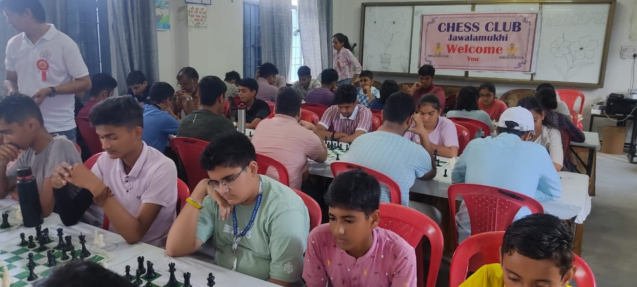 Arnav and Palak became winners in the senior category of chess competition