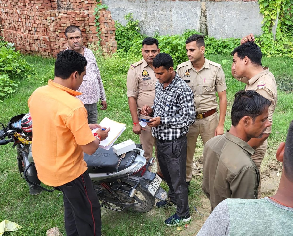 Woman cheated with jewelery worth Rs 4.5 lakhs