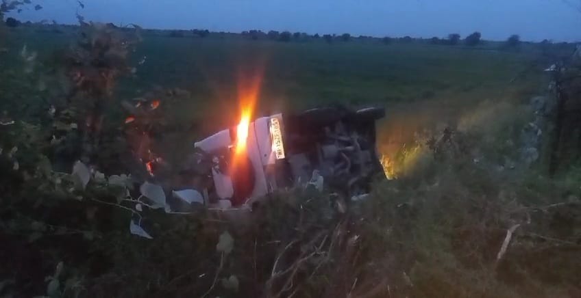 Damoh Bolero overturns in field after hitting cyclist, old man dies, driver absconds injured