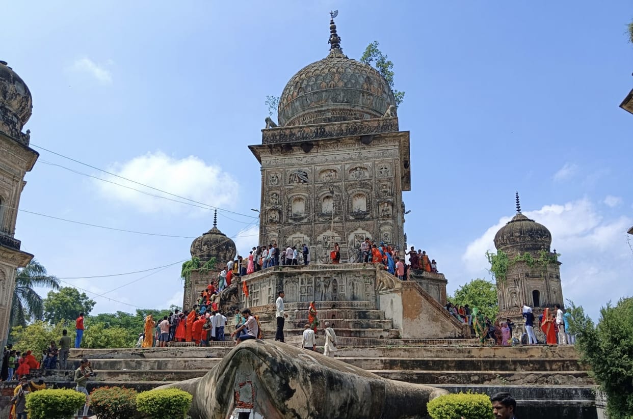 Devotees gathered in Shiva temples on the last Monday of Sawan