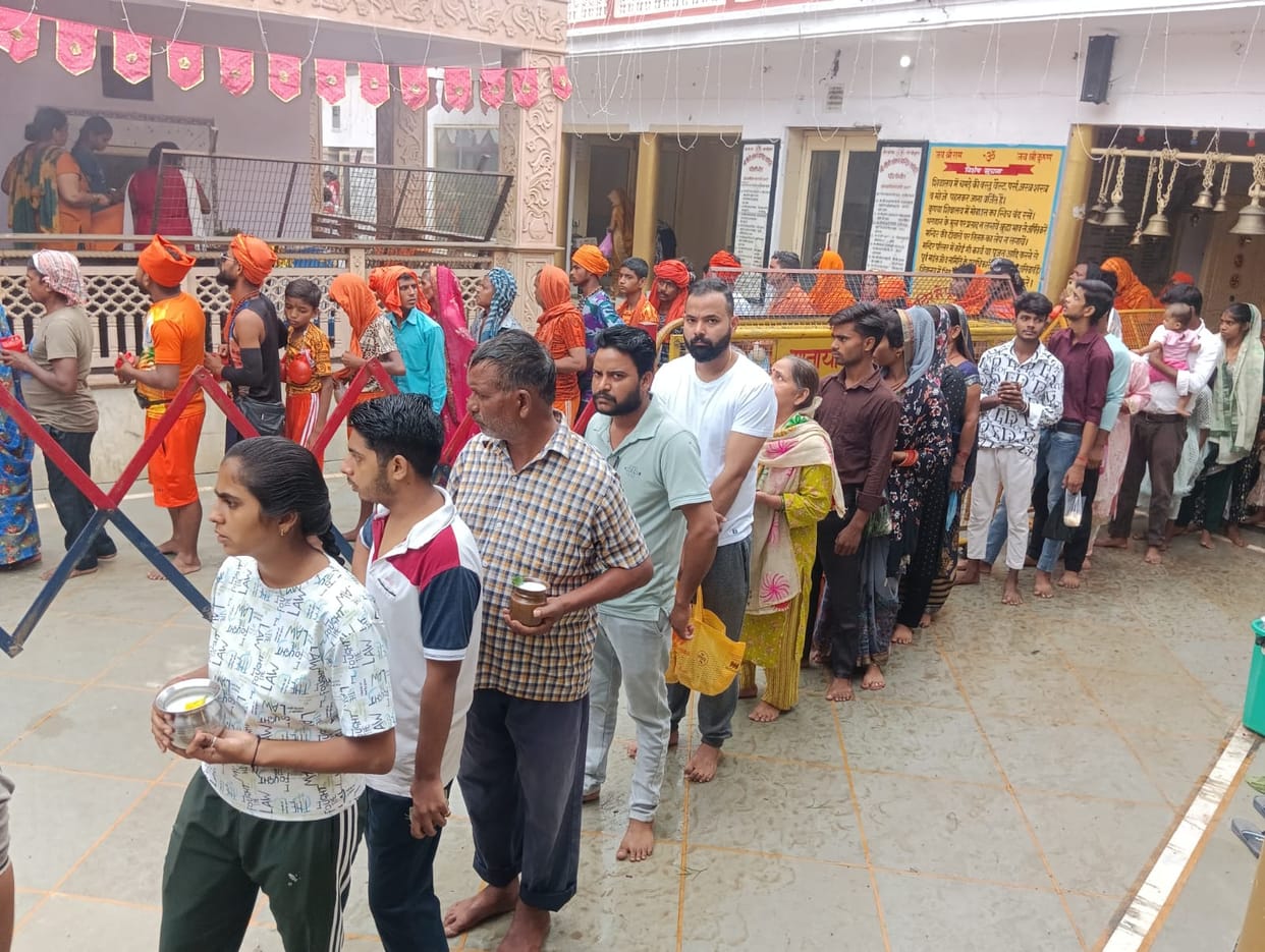 Shiv devotees performed Jalabhishek with chants of Bhole