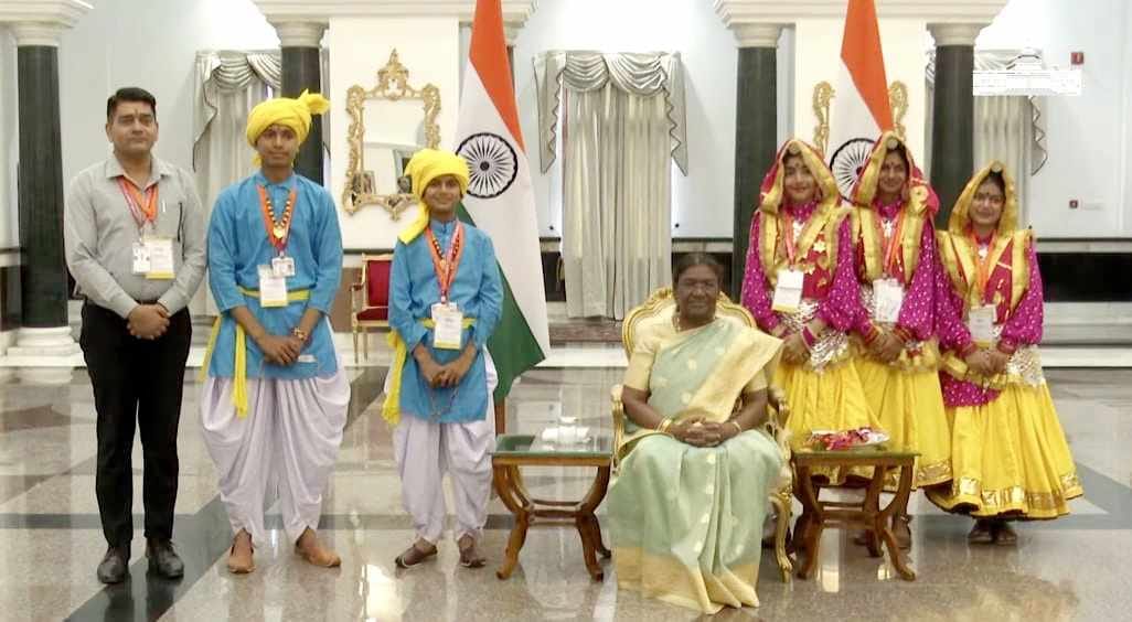 Five students of Bhuna tied Rakhi on the wrist of President Draupadi Murmu