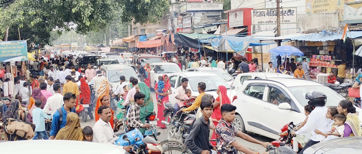 People struggled in severe traffic jam for four hours in Puwayan