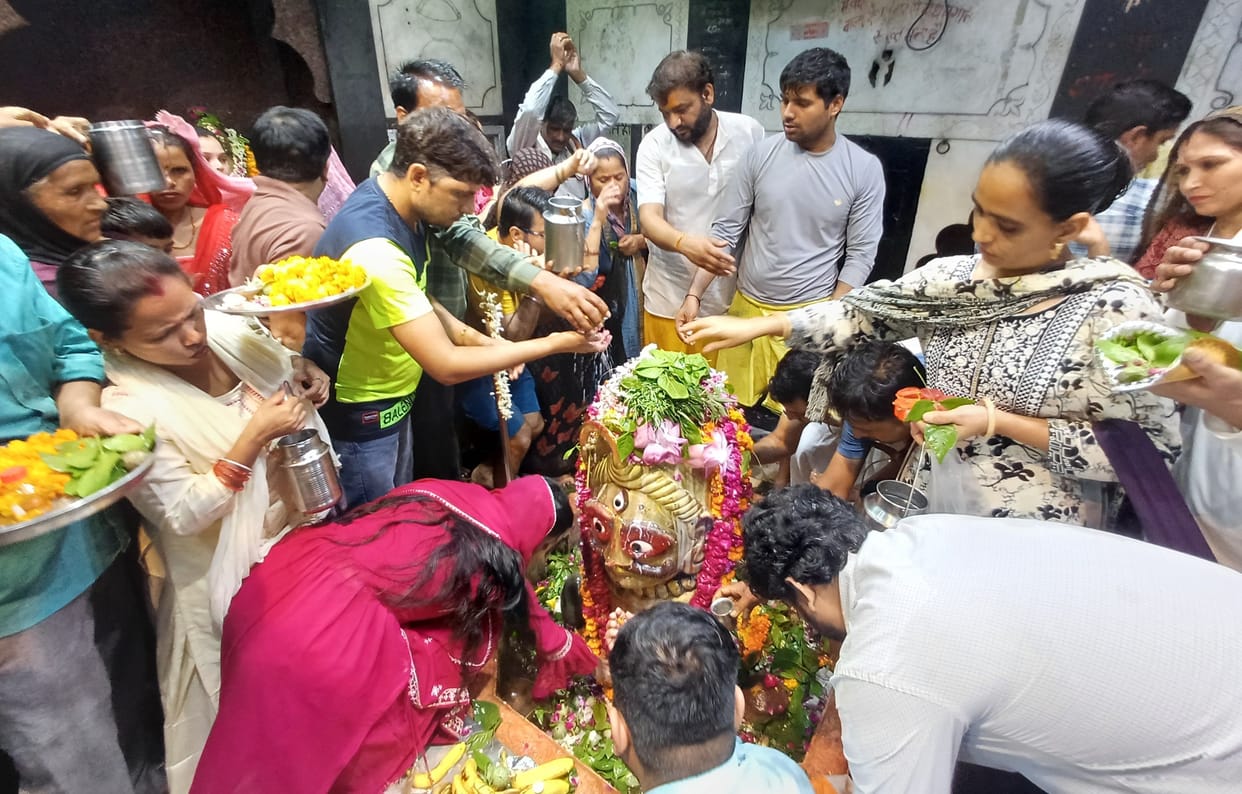 The city of Kanha echoed with the cheers of Bhole.