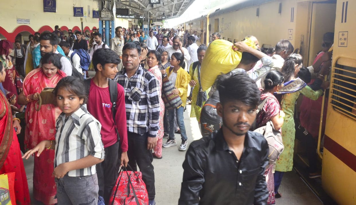 Roadways system failed on Rakshabandhan, sisters stood for hours waiting for buses
