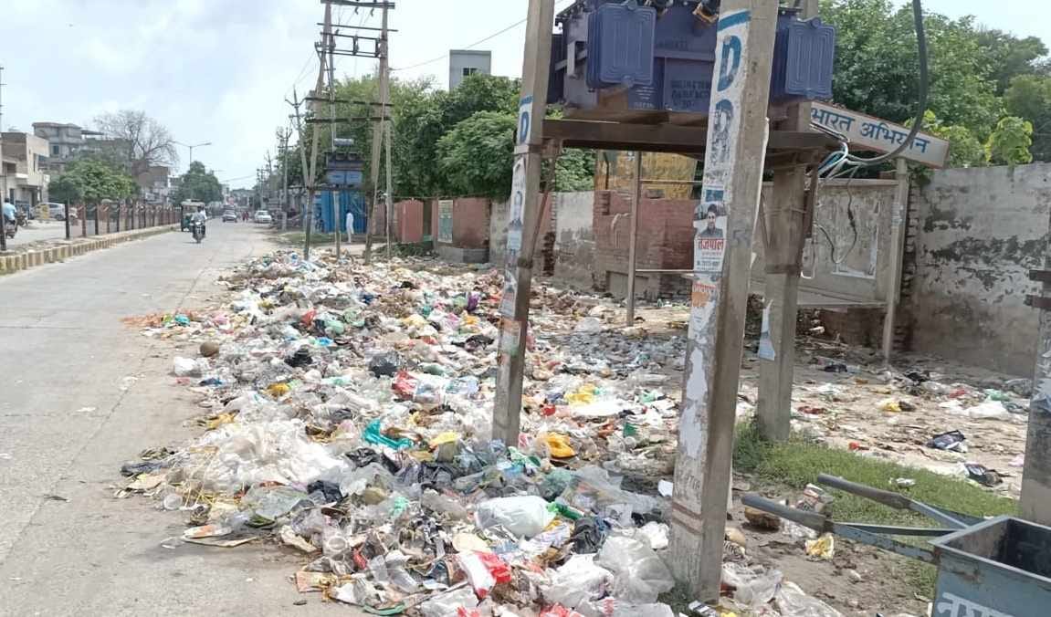 Employees strike, garbage piles up in Ratia