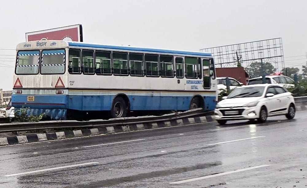 Roadways bus hits divider after colliding with vehicle, passengers narrowly escape