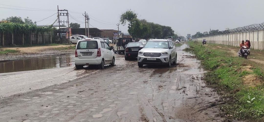 Dabwali road broken due to water filling, people of more than 20 villages troubled