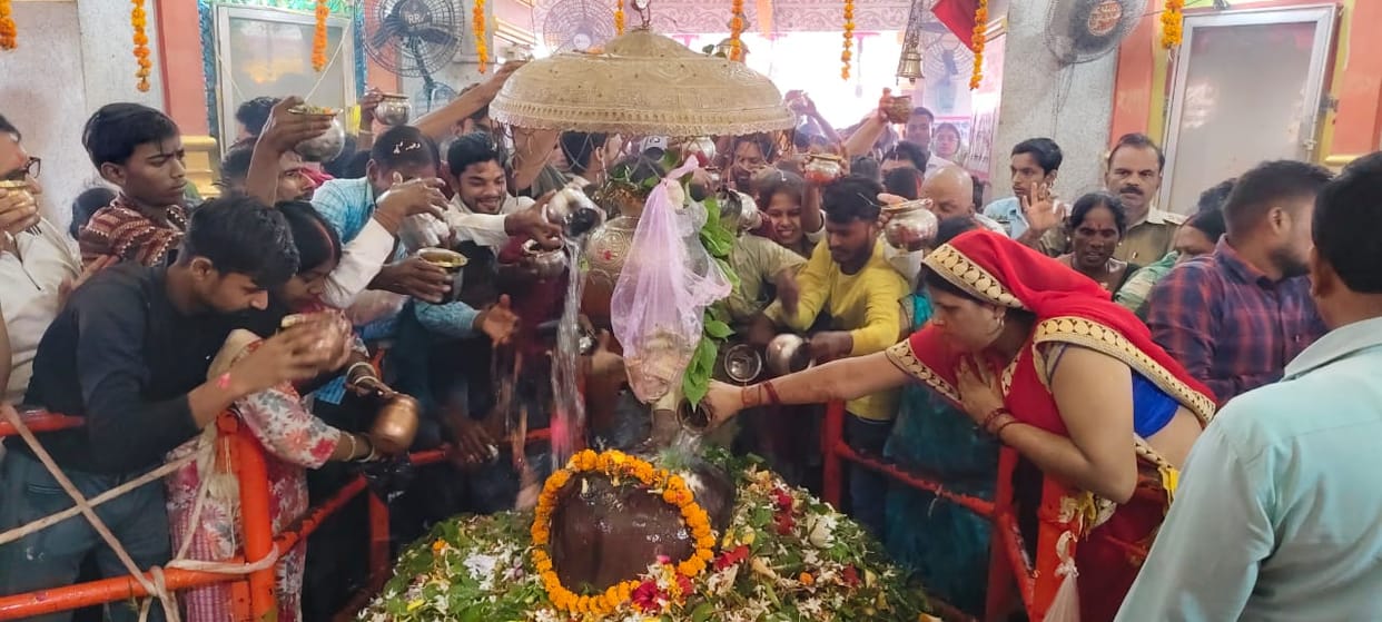 Devotees were desperate to offer water of faith