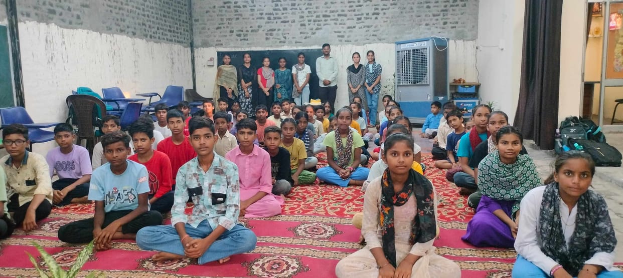 11 youth of Jakhal city are lighting the lamp of knowledge in slums
