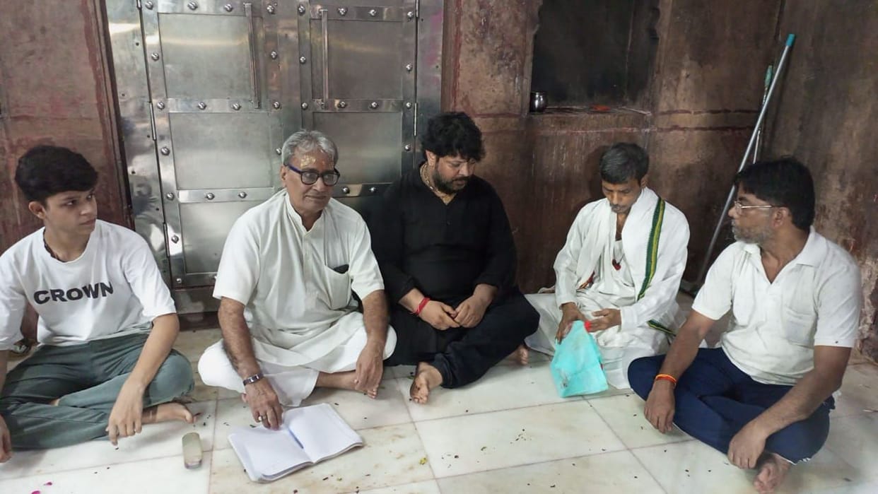 Gifts should be sent to the sisters who sent Rakhi to Bihariji.