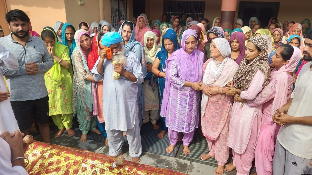 On the day of Rakhi, sisters wept bitterly after seeing their brother wrapped in a shroud.