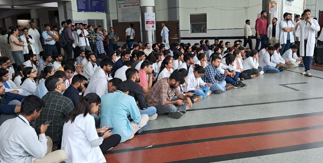 Kolkata RG Kar medical College Murder Case Junior Doctors Hold Meeting Regarding Protest