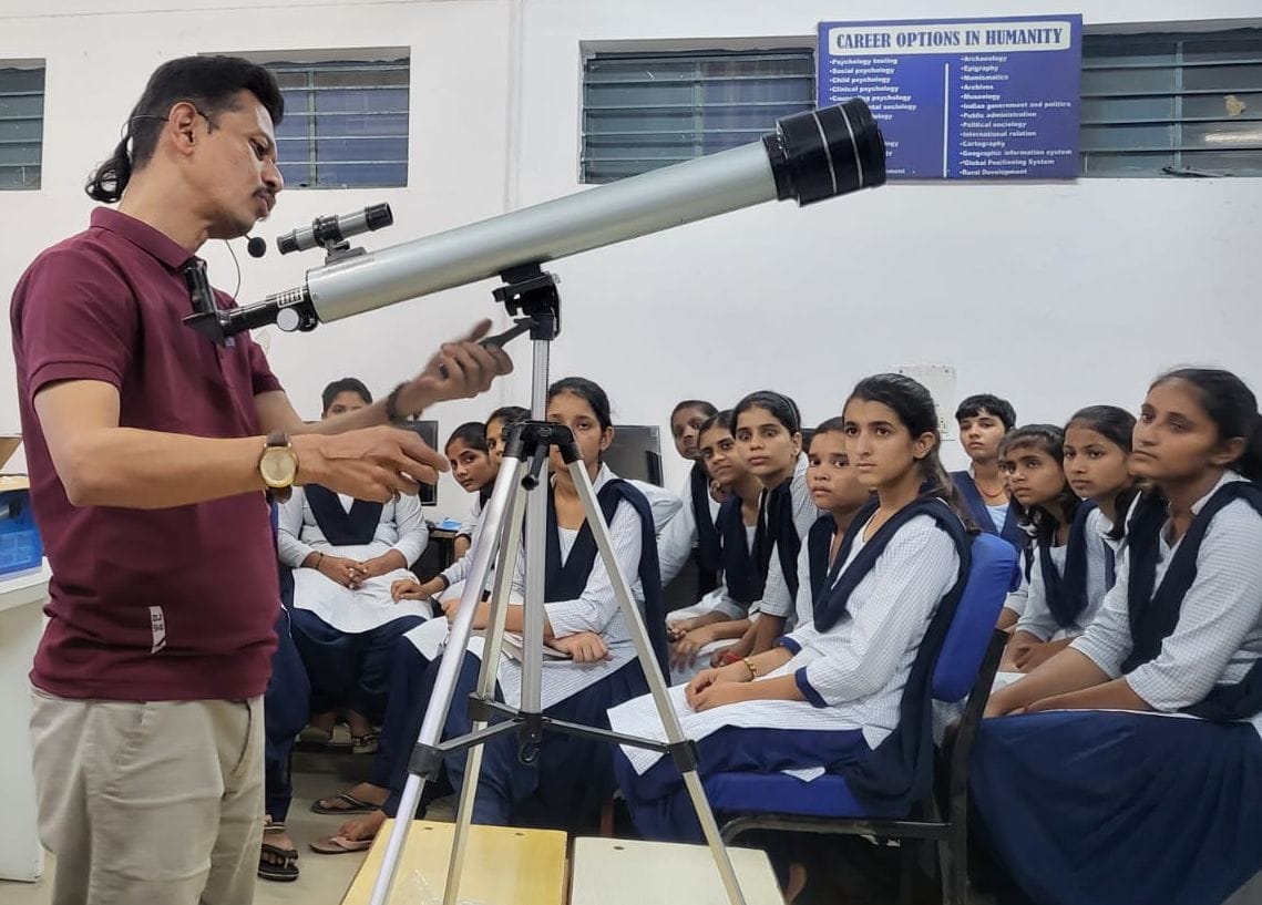 In the workshop, students observed celestial bodies through telescope.