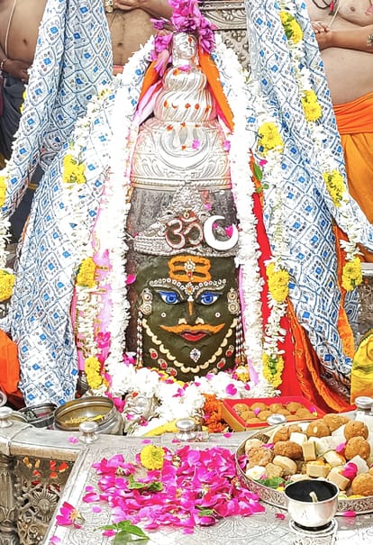 Bhasma Aarti... Baba Mahakal decorated with crown and Trikunda on his head, then Ramai Bhasma.