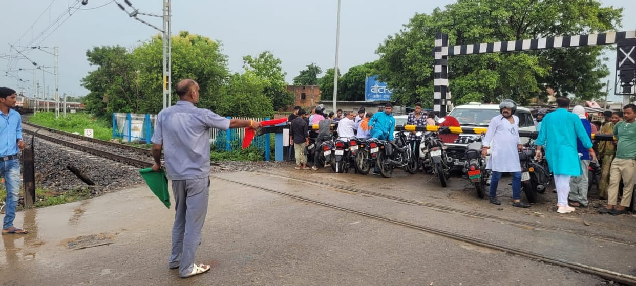 Due to crowd the gateman had to stop the train at the outer by showing red flag