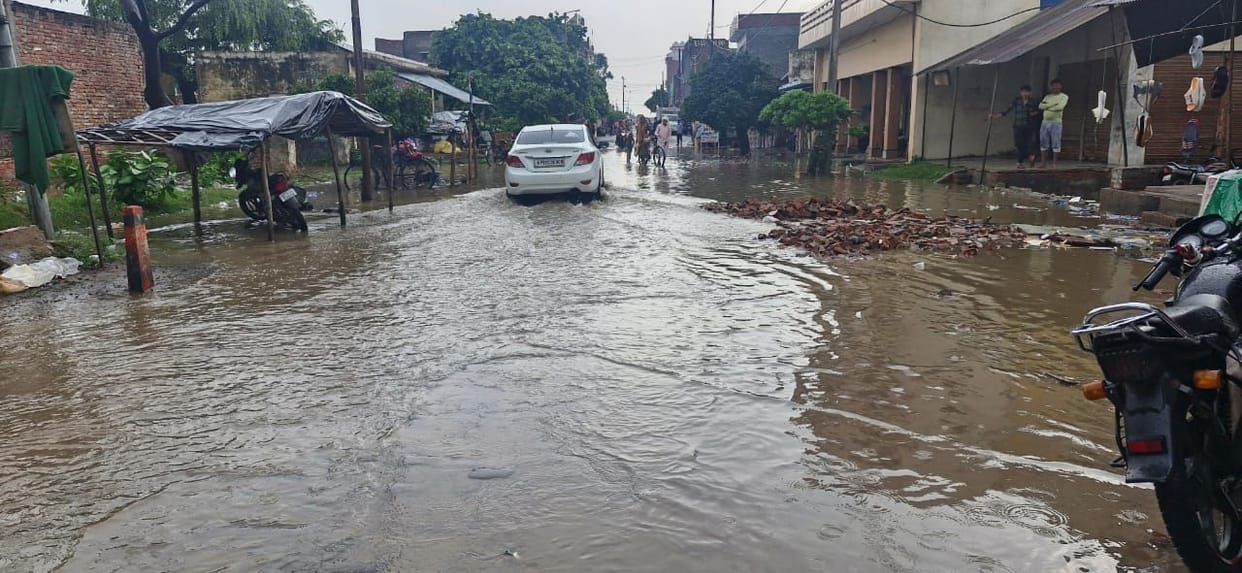 Heavy clouds settled in Kishni, waterlogging on roads