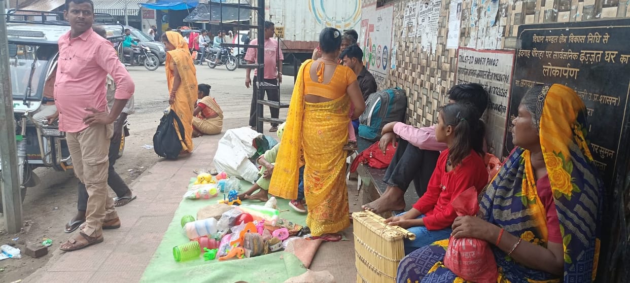 Passengers waited for hours for buses on Malani road, crowd at railway station too