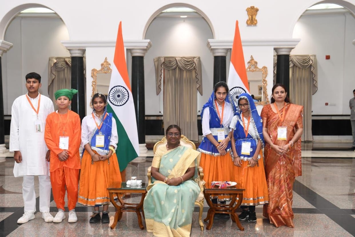 Students met the President and tied Rakhi