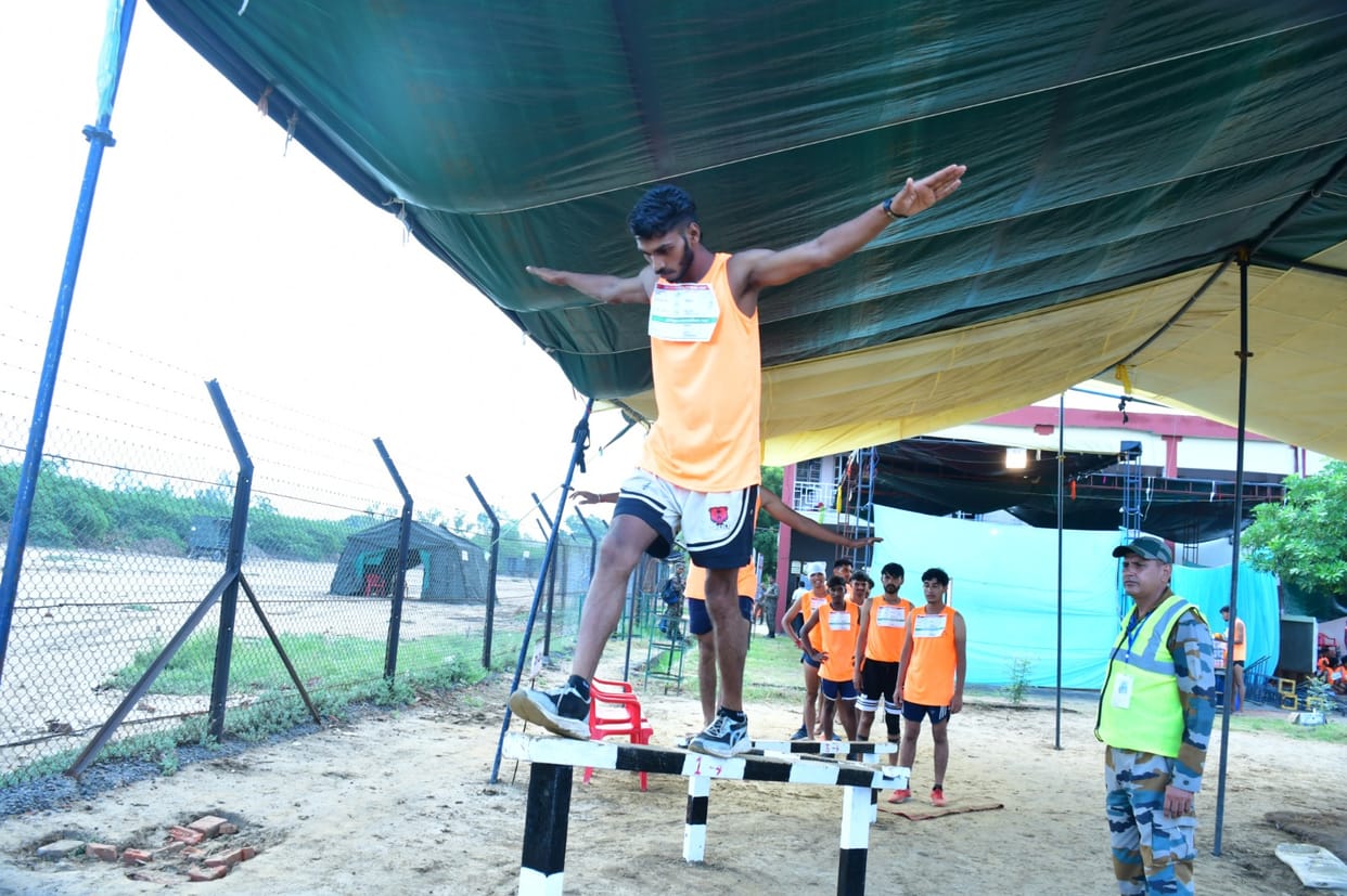 Agniveer Recruitment: On the first day, the youth of Sirsa ran and maintained balance on the pole