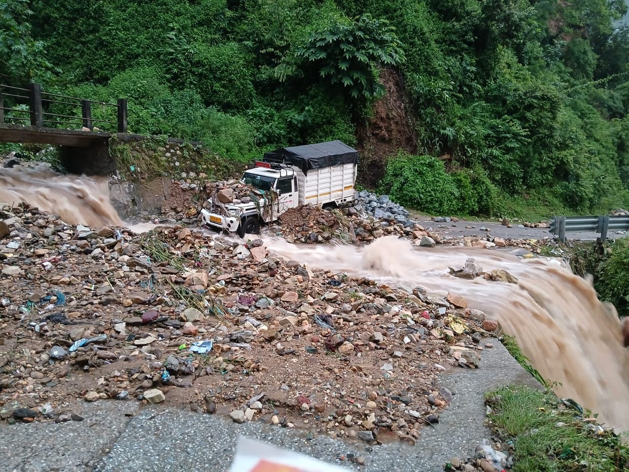 Two courtyards caved in in Devtoli, cracks in more than four houses