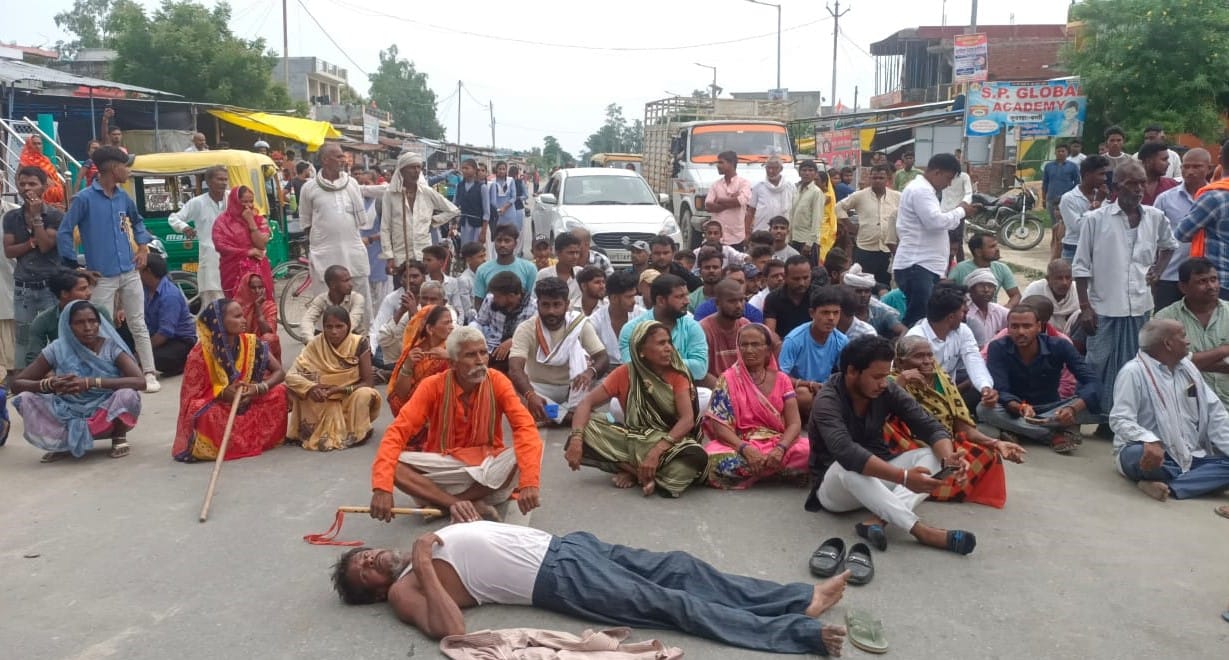 Flood victims angry at administration, create traffic jam