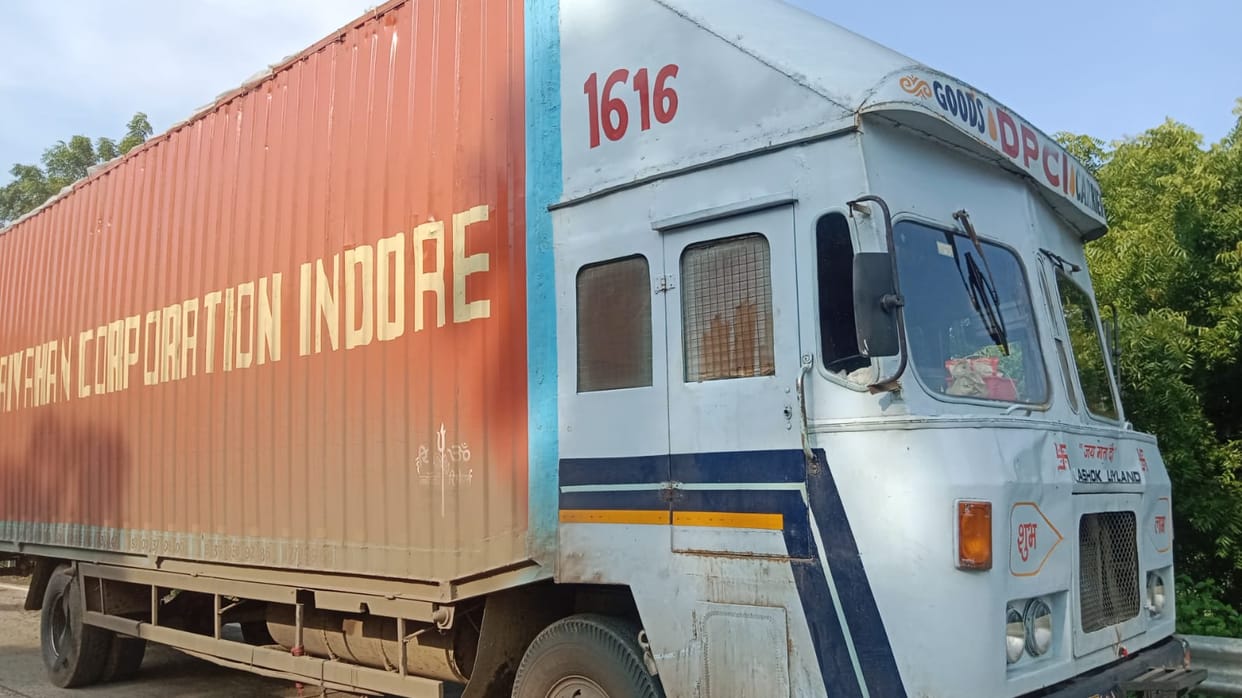 Painful death of an elderly person after being crushed by a container while walking on the road