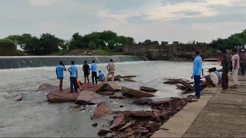 Damoh A young man who went to bathe in the river with friends drowned, SDRF team is searching