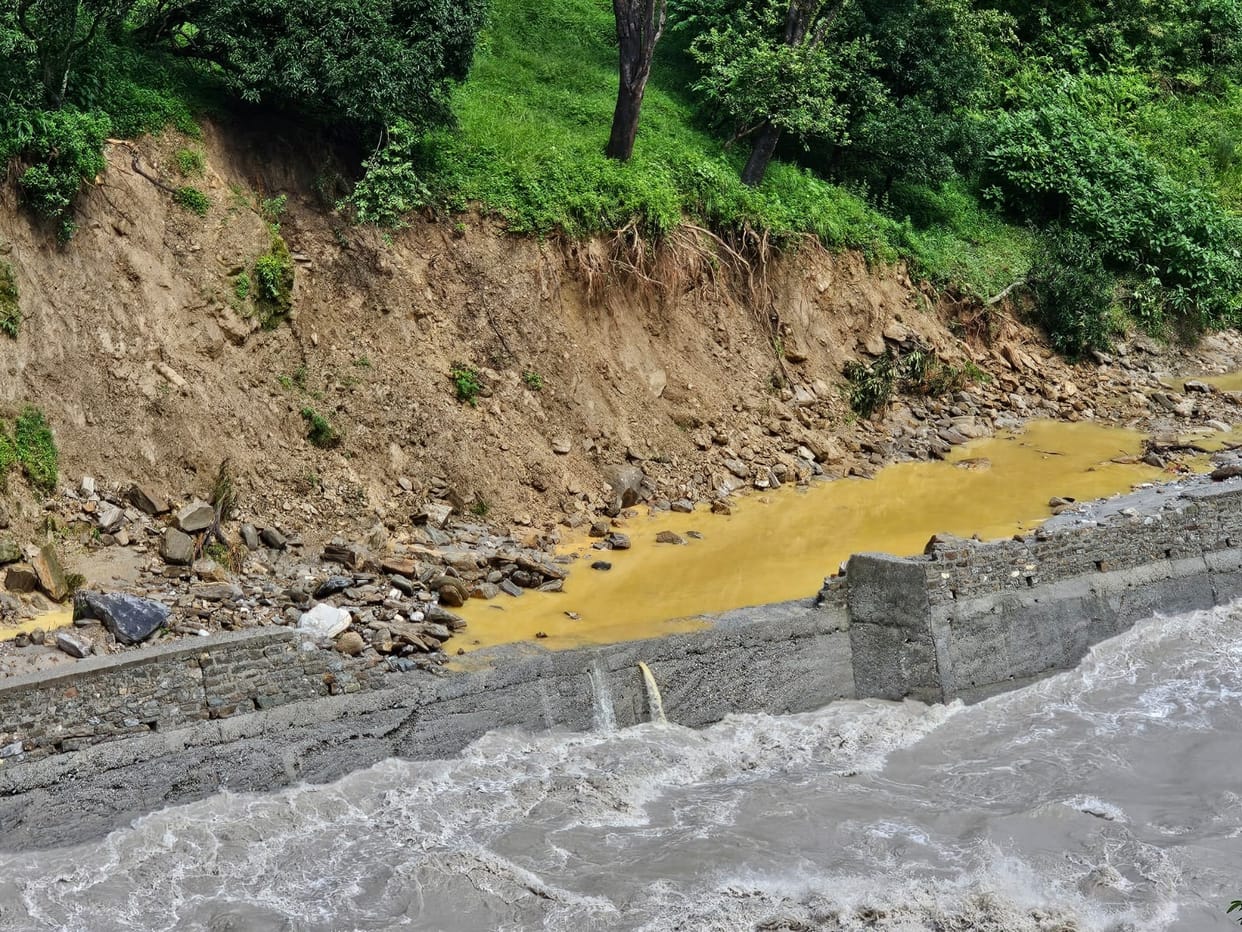 Danger of soil erosion increases due to collapse of embankment wall