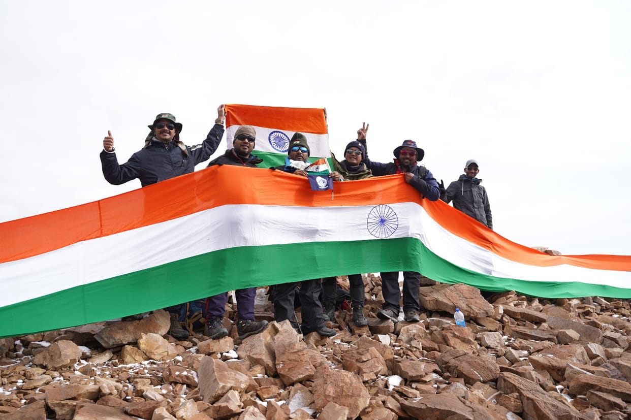 Mountaineering team hoisted the tricolor on Yunam peak