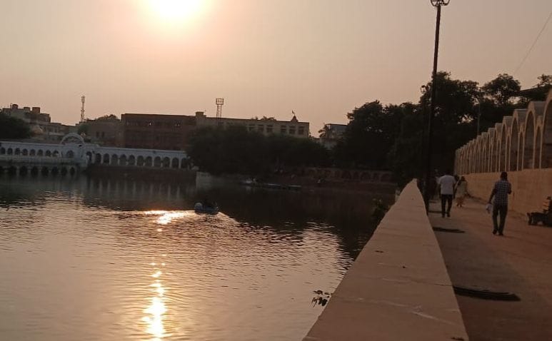 Girl attempted suicide by jumping into Rani Talab, people rescued her safely