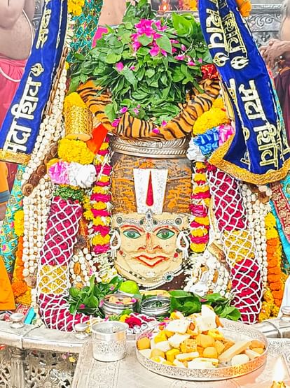 Ujjain Mahakal: नवीन मुकुट और वैष्णव तिलक लगाकर सजे बाबा महाकाल, श्रद्धालुओं ने किए दिव्य भस्म आरती के दर्शन Ujjain Mahakal: Baba Mahakal is adorned with Vaishnav Tilak during Bhasma Aarti