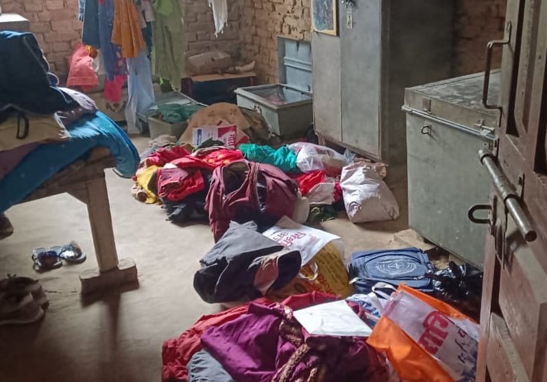 Jewelery and cash were stolen by breaking the lock of the cupboard