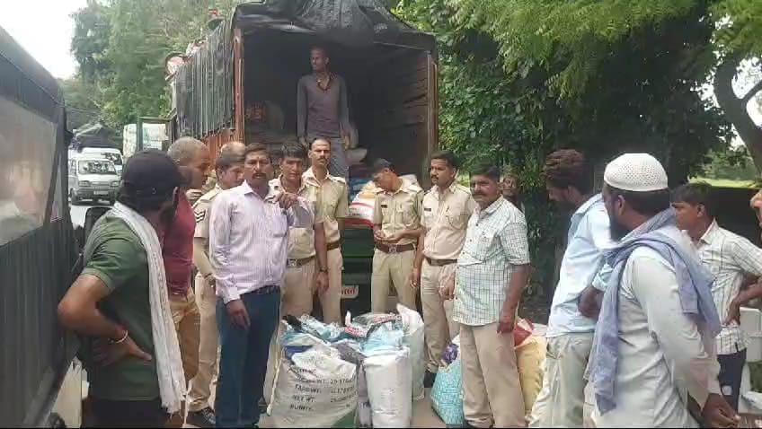 मिनी ट्रक से 200 किलो सिंगल यूज प्लास्टिक जब्त