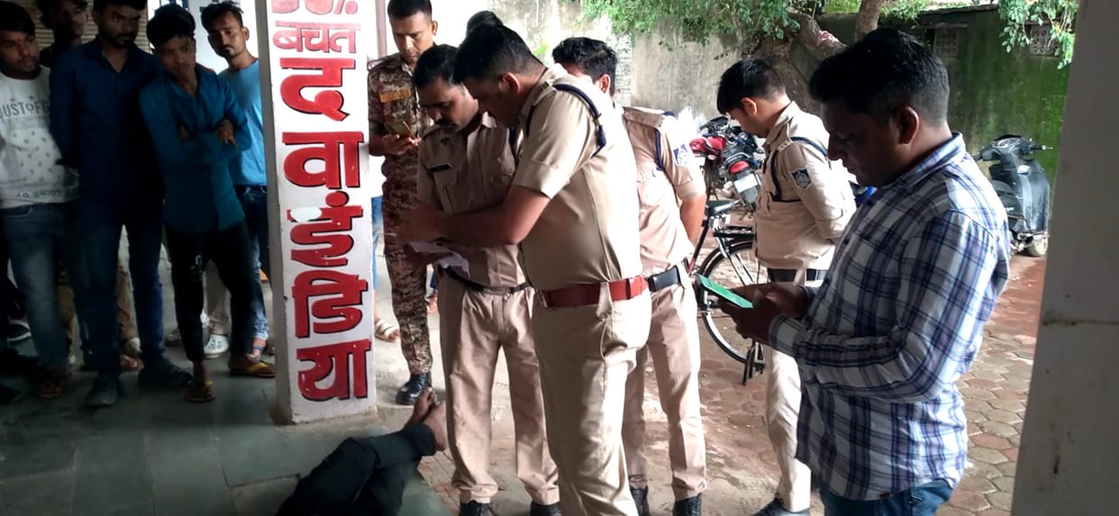 Damoh Dead body of youth found in Manas Bhawan premises, blood samples taken from the pocket of the deceased