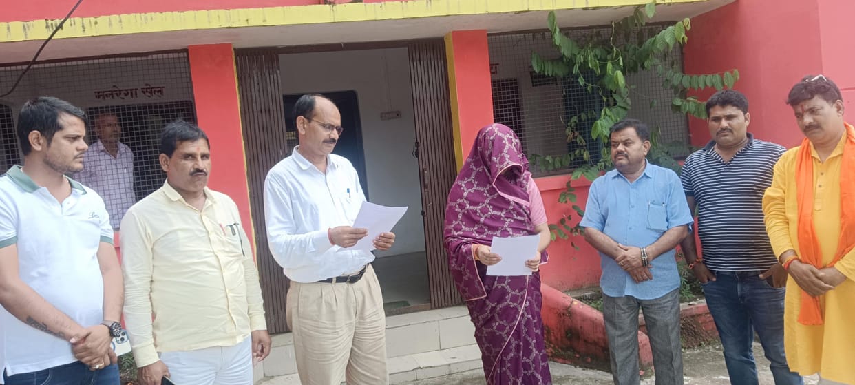 Newly elected Nishtha and Nandeshwar took the oath of office and secrecy.