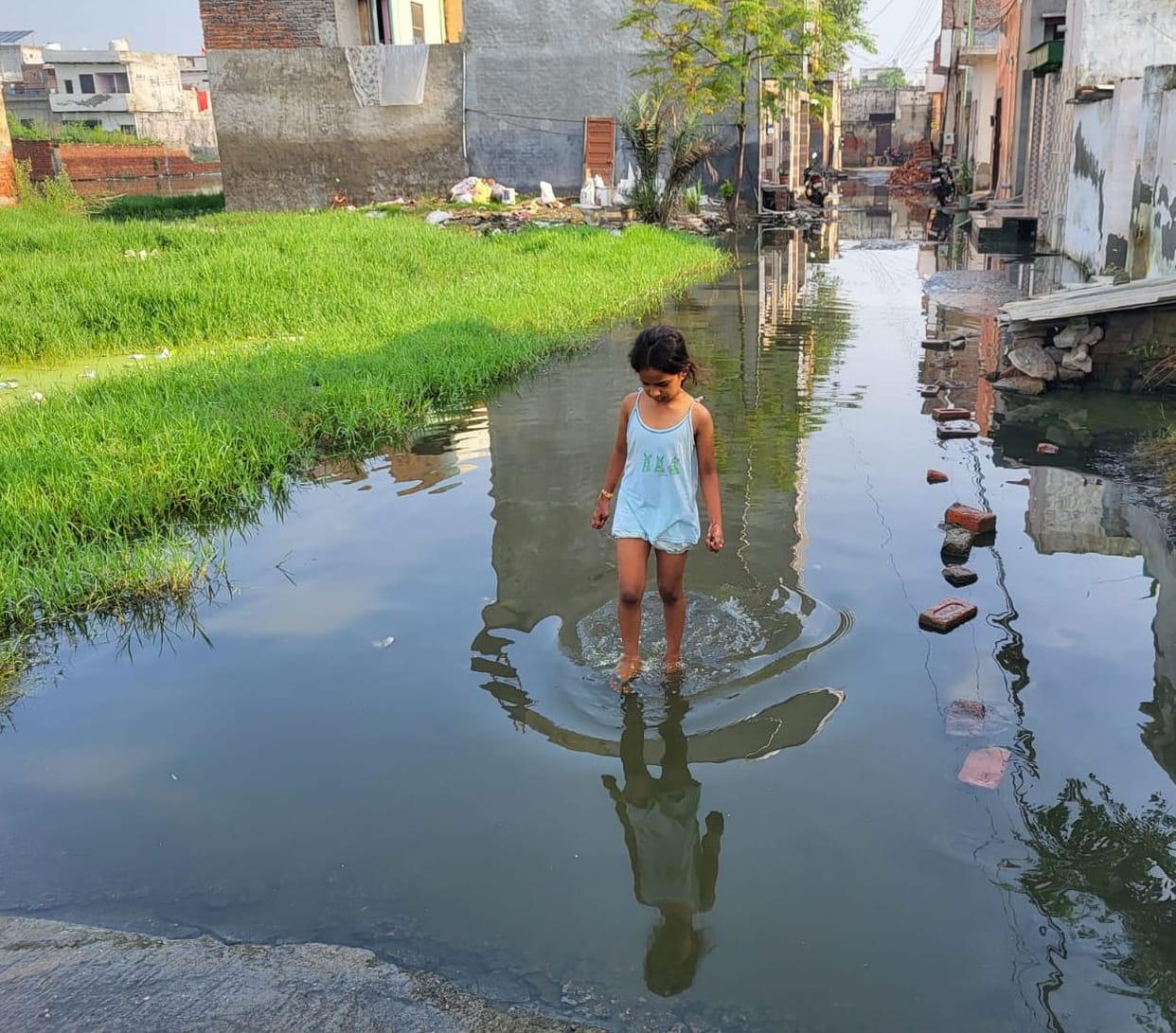 People troubled by the stoppage of water drainage from the streets protested and warned of agitation
